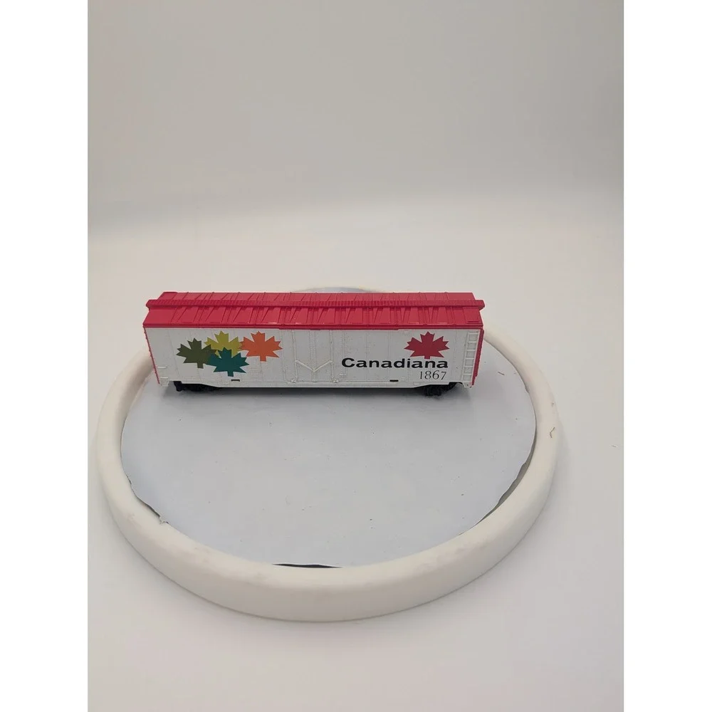 HO Scale Canadiana 1867 Boxcar White Red‎ Maple Leaf Model Train Rolling Stock